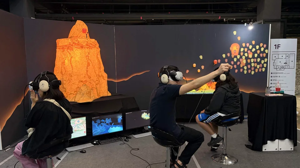 의자에 앉아 VR을 체험하는 관람객